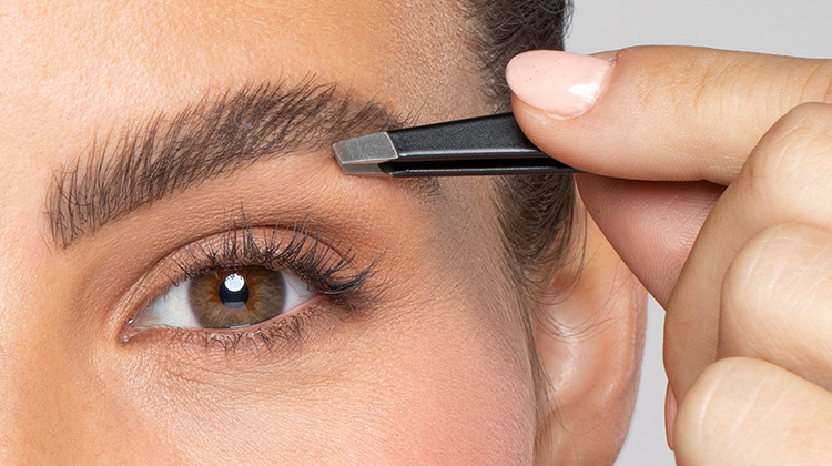 model with tweezer