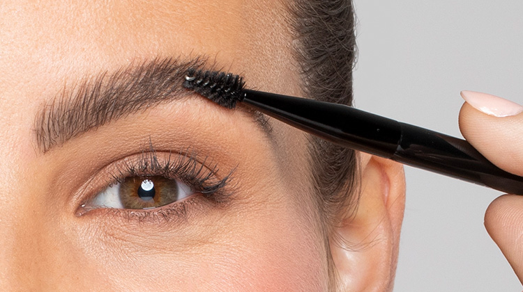 model with brow spoolie